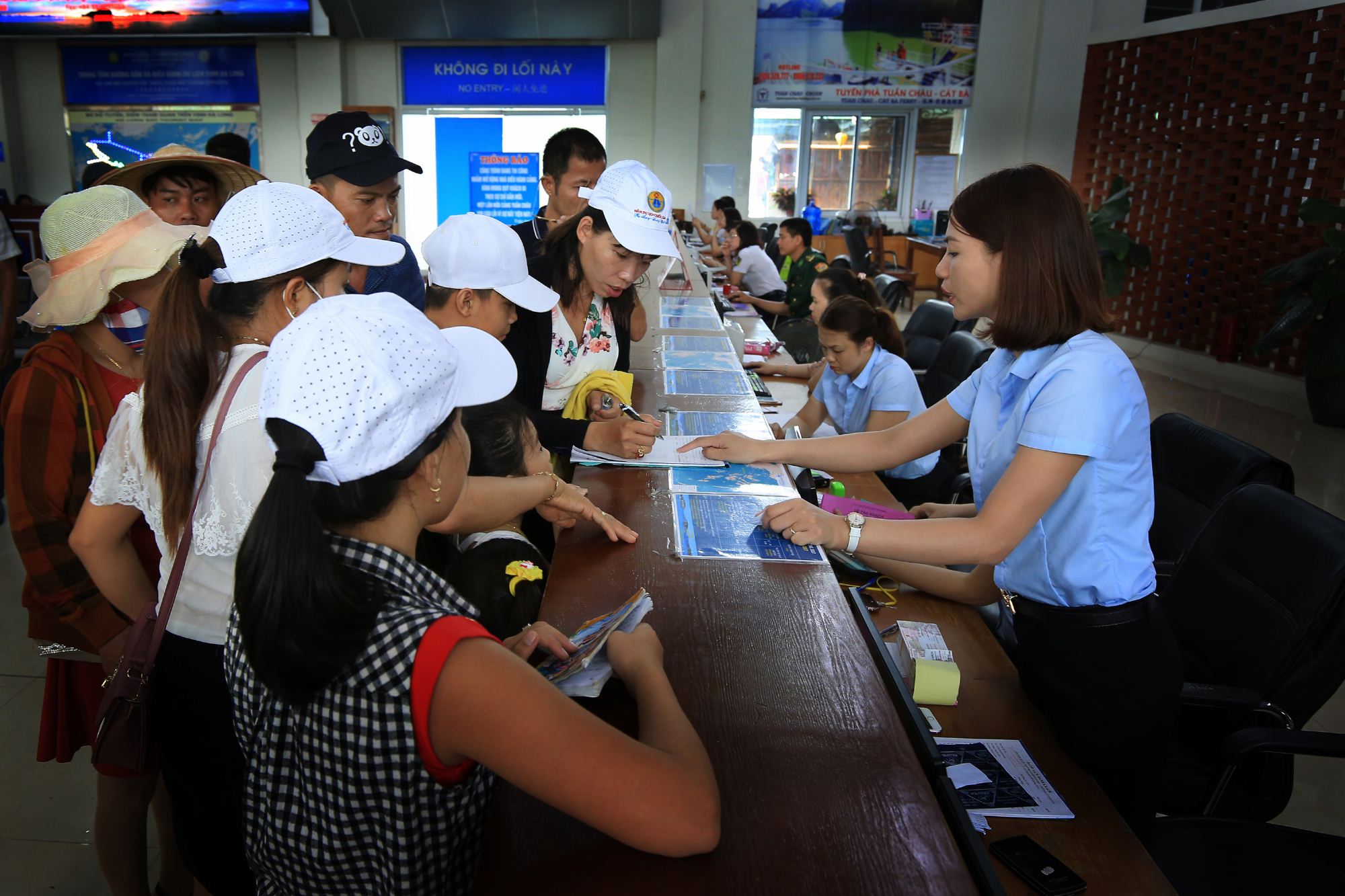 Hướng dẫn khách thăm quan