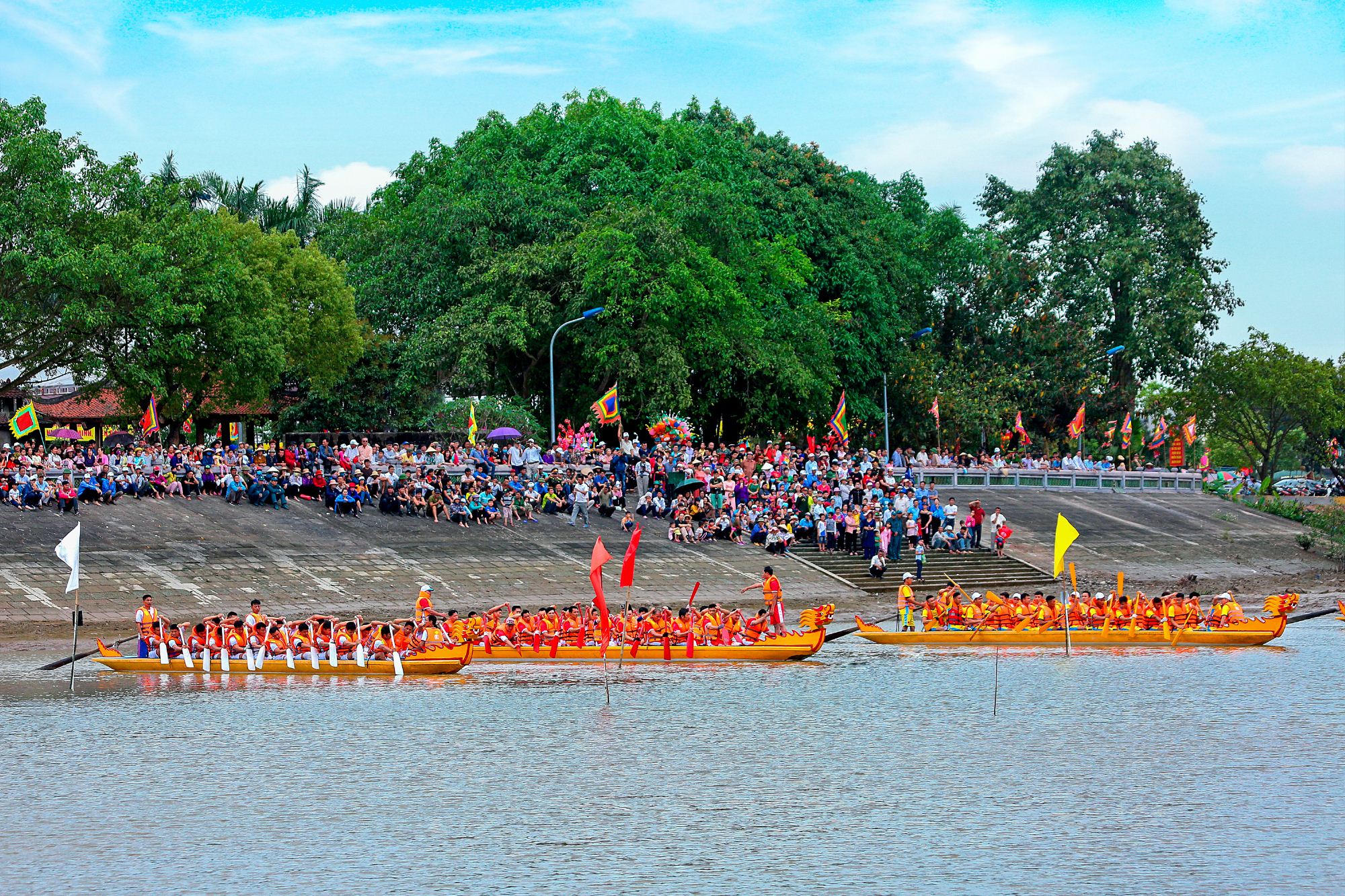 Thi bơi chài trên bến đò rừng xưa