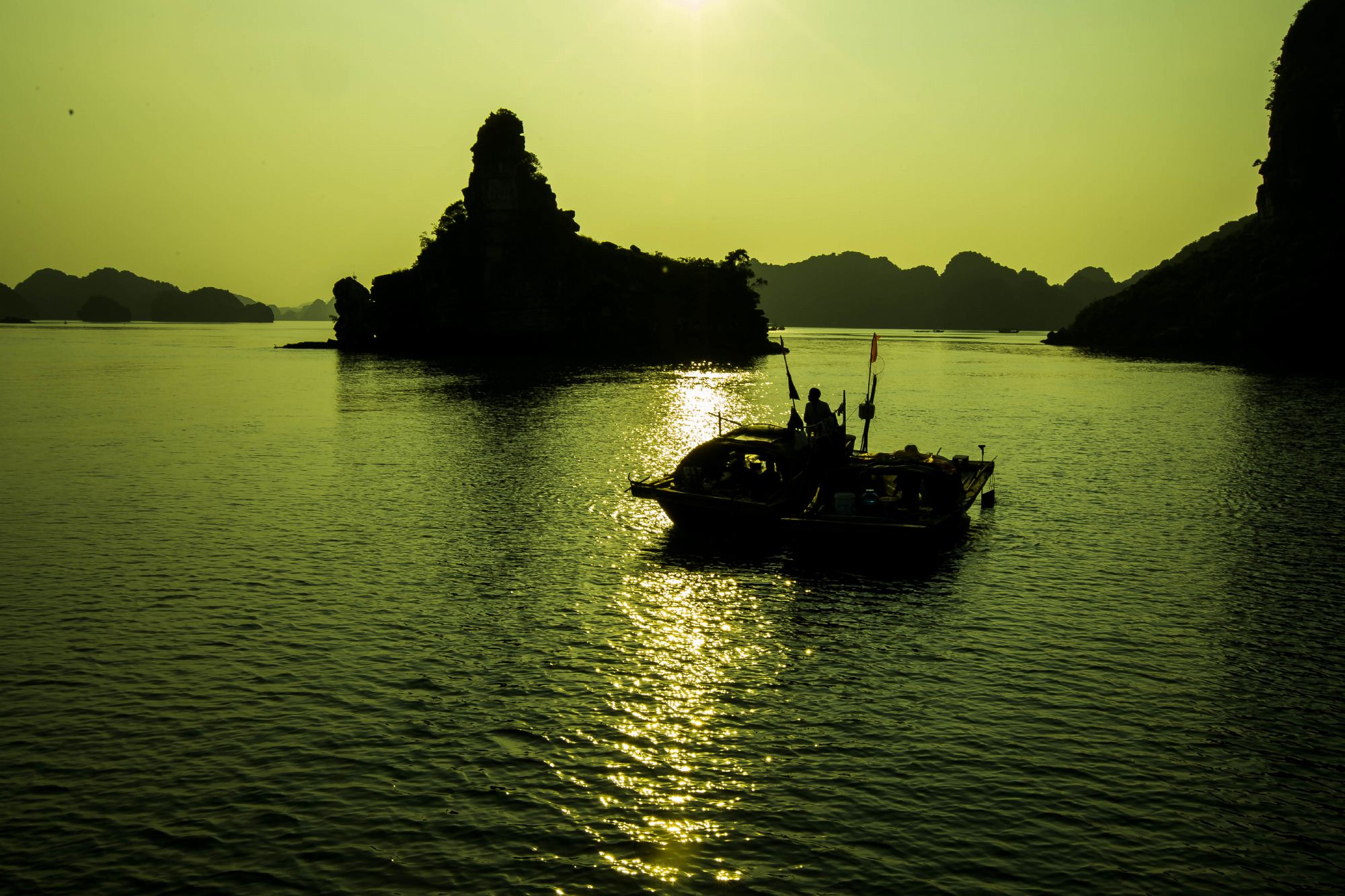 Hòn Xếp (hay Hòn Lò Ngói) trước bình minh