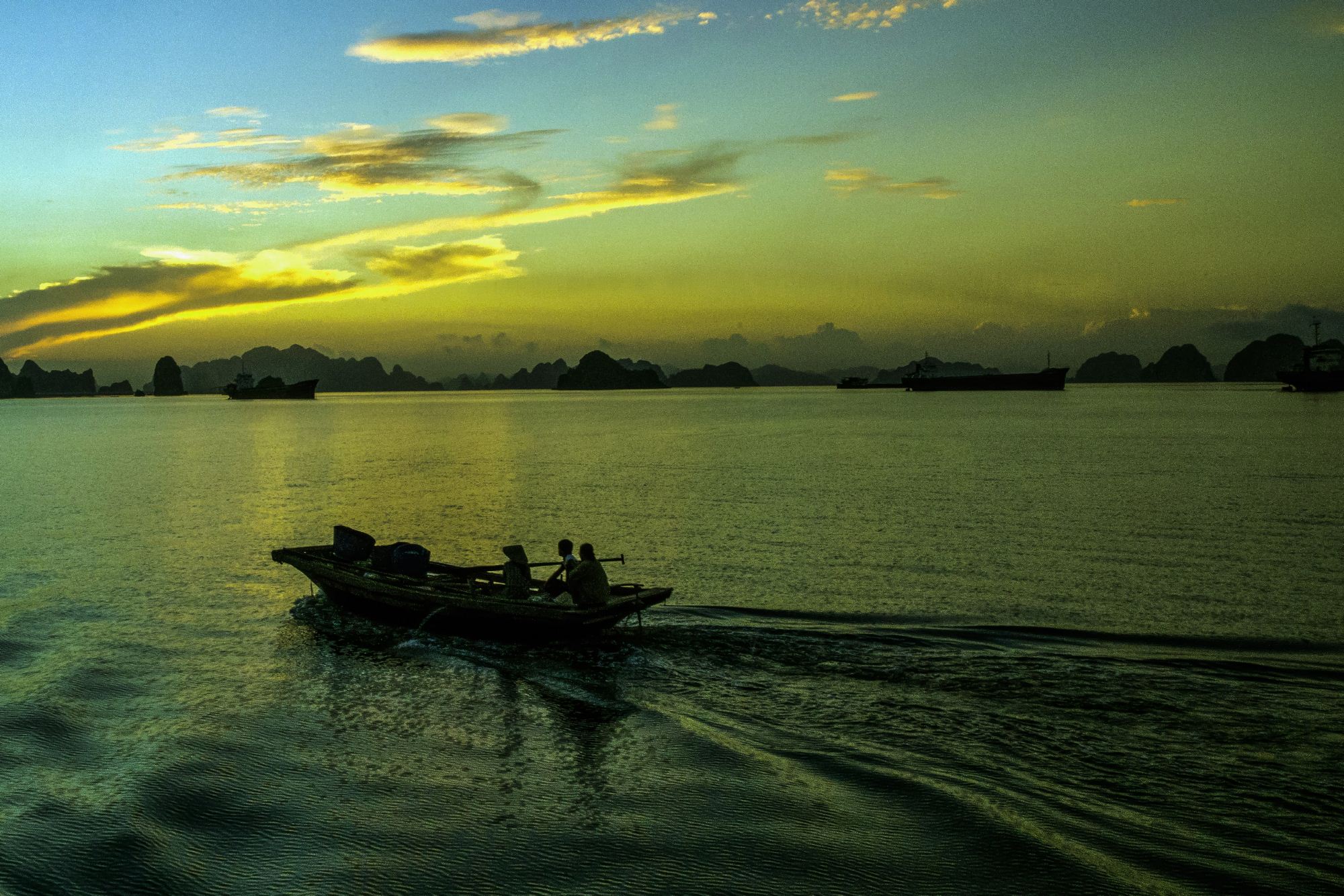 Ngày mới trên Vịnh