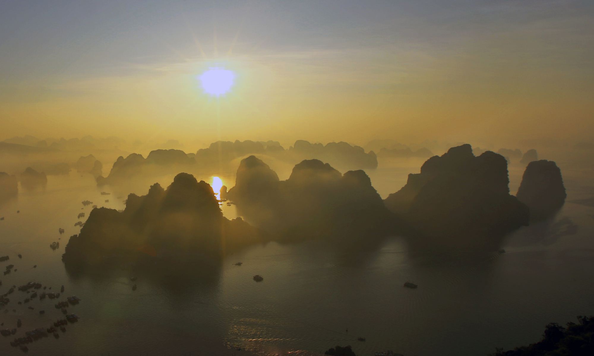 Sương sớm Hạ Long