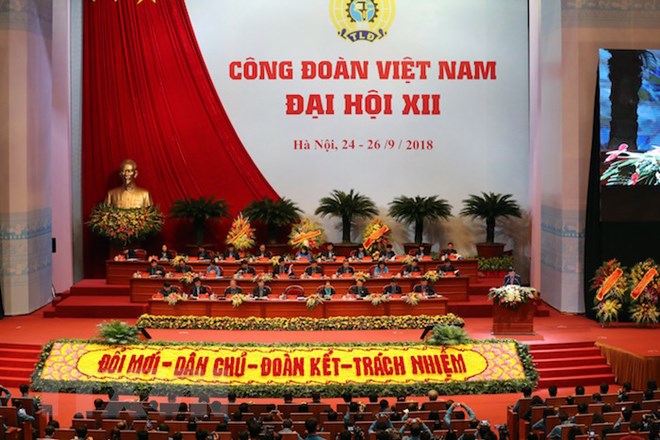 Đoàn chủ tịch điều hành phiên khai mạc Đại hội XII Công đoàn Việt Nam. (Ảnh: TTXVN)