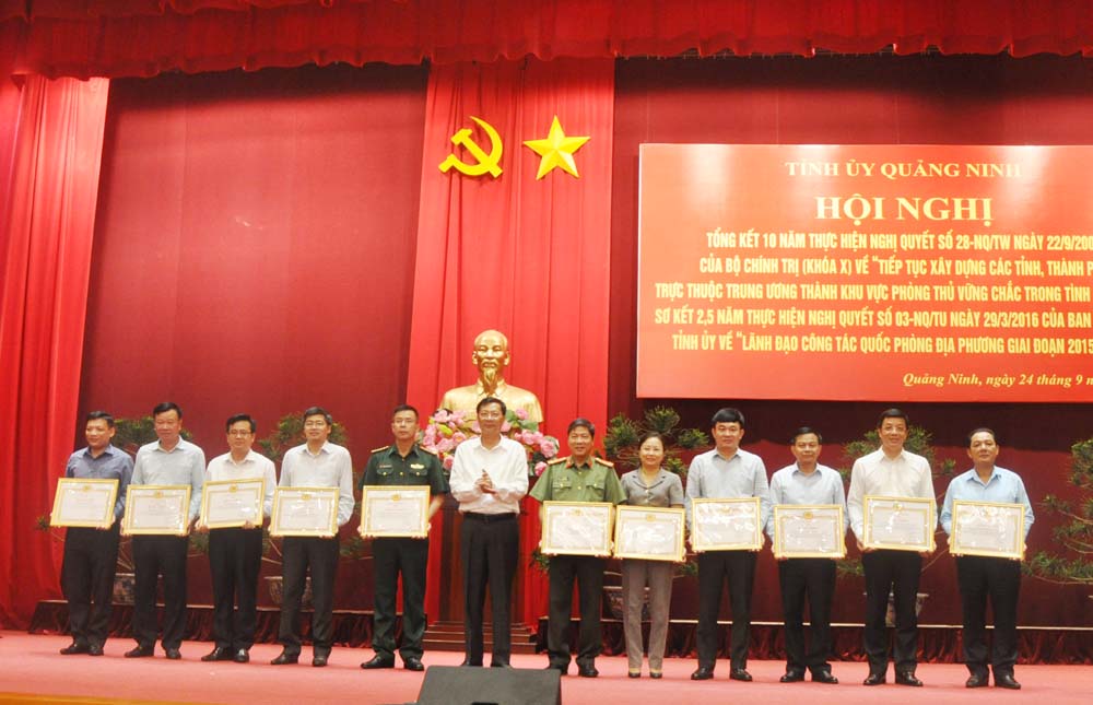 Bí thư Tỉnh uỷ, Chủ tịch HĐND tỉnh Nguyễn Văn Đọc tặng Bằng khen của Tỉnh uỷ cho các tập thể có thành tích xuất sắc trong xây dựng KVPT vững chắc tỉnh Quảng Ninh giai đoạn 2008- 2018 