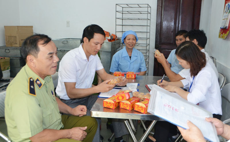 Đoàn kiểm tra liên ngành TP Móng Cái, kiểm tra công tác đảm bảo ATTP trong sản xuất bánh trung thu (dịp trung thu 2018), trên địa bàn phường Hòa Lạc.