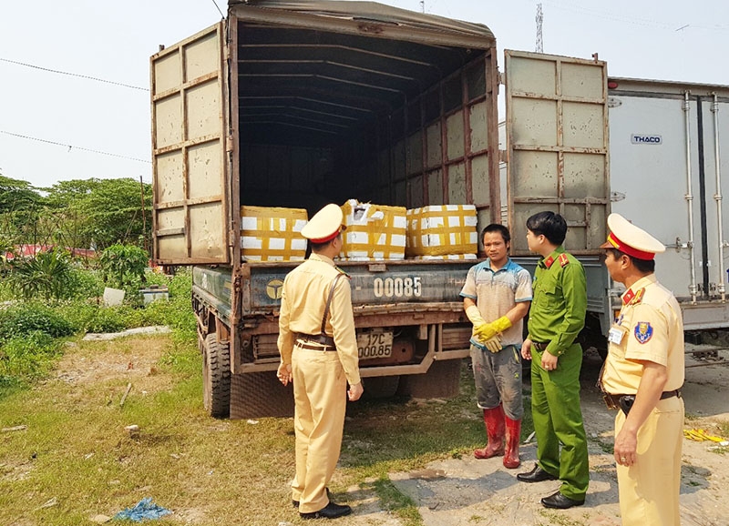 Lực lượng chức năng bắt giữ chủ phương tiện vận chuyển 3 tạ nội tạng động vật không rõ nguồn gốc xuất xứ ngày 14/4, tại khu 7, phường Hải Yên.
