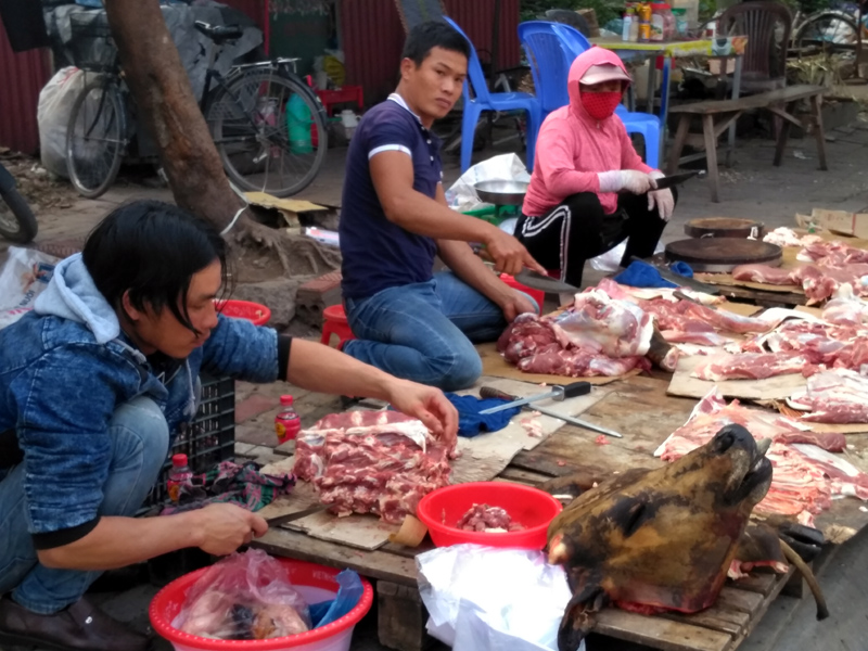 Hiện nay việc kiểm soát giết mổ tại những cơ sở nhỏ lẻ, hộ gia đình trên địa bàn vẫn chưa được quan tâm đúng mức. Buôn bán thịt gia súc tại khu vực chợ ASEAN, phường Trần Phú.