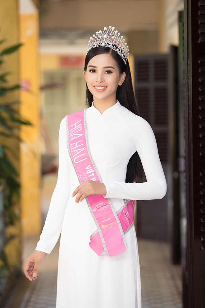 Hoa hậu Trần Tiểu Vy diện áo dài trắng thướt tha khi về thăm trường cũ