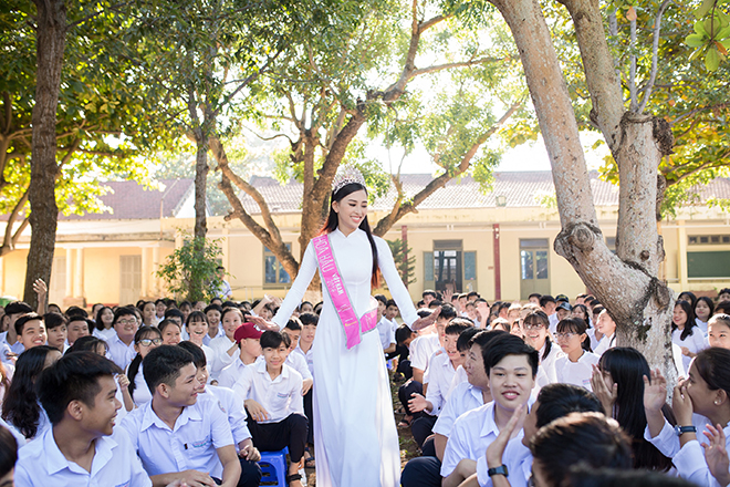 Cô được chào đón nồng nhiệt ngay từ giây phút đầu tiên xuất hiện
