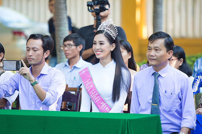 Trong buổi lễ chào cờ đầu tuần, Hoa hậu Tiểu Vy đã cùng thầy trò trường THPT Trần Quý Cáp làm lễ và nghe lại bài hát hành khúc của trường.