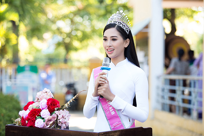 Phần quà được Tiểu Vy trích từ số tiền thưởng của mình khi đăng quang Hoa hậu Việt Nam 2018 với hy vọng sẽ giúp các bạn học sinh có thêm động lực học tập tốt hơn