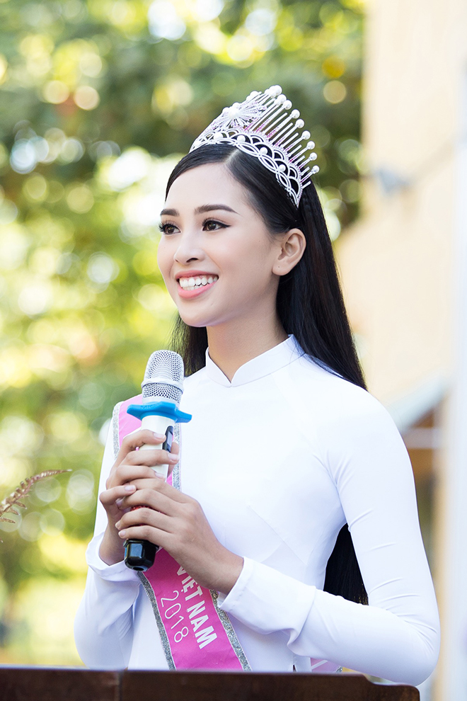 Thầy trò trường THPT Trần Quý Cáp rất tự hào về Tân hoa hậu. Cô vui mừng trò chuyện và nhắc lại những kỉ niệm thời đi học cùng các thầy cô