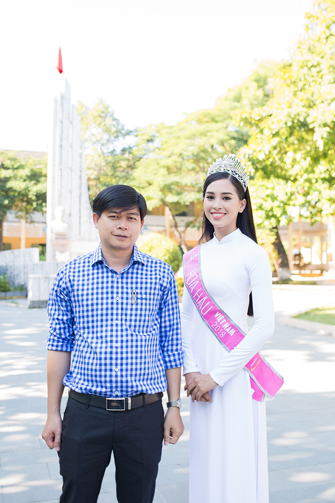 Tiểu Vy vui mừng khi gặp lại thầy chủ nhiệm
