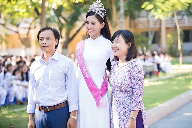 Cô khá xúc động khi thăm lại ngôi trường đã gắn bó với mình.
