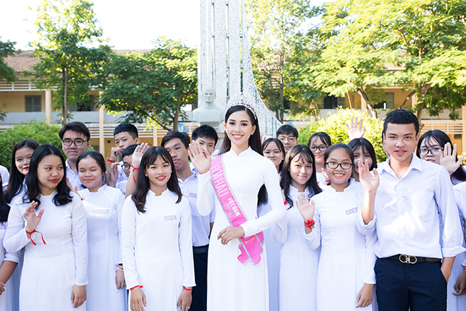 Các em học sinh chụp hình cùng Tiểu Vy
