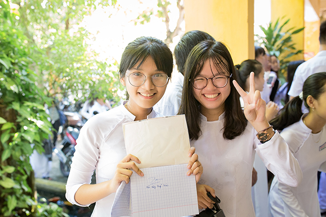 Rất đông học sinh đã tập trung để xin chữ kí như một món quà lưu niệm từ Hoa hậu Trần Tiểu Vy
