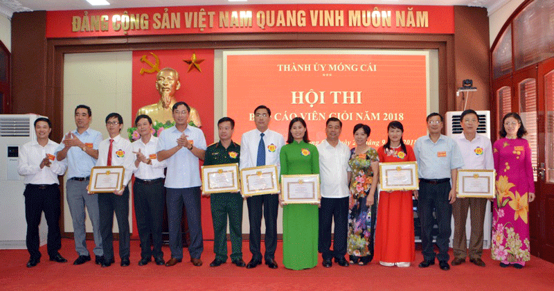 BTC chúc mừng 6 thí sinh hoàn thành hội thi.