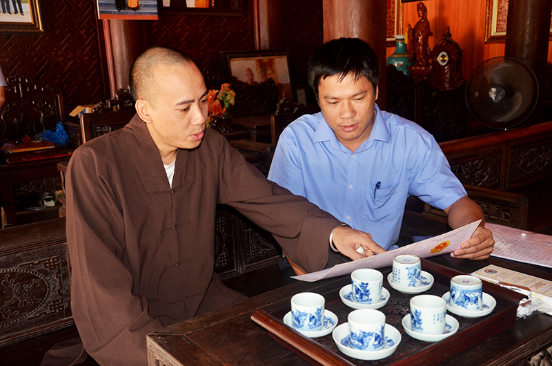 Trụ trì chùa Phúc Nghiêm (thôn Xuân Cầm, xã Xuân Sơn) trao đổi với cán bộ xã về công tác quản lý đất đai sau cấp giấy chứng nhận QSD đất. 