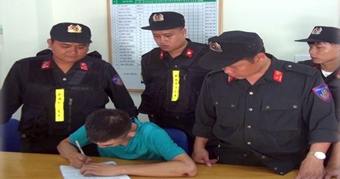 Lực lượng Cảnh sát Cơ động bắt giữ đối tượng Đỗ Minh Hiếu.