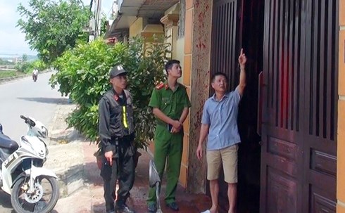 Ông L.Đ.K kể lại tình hình sự việc cho lực lượng công an