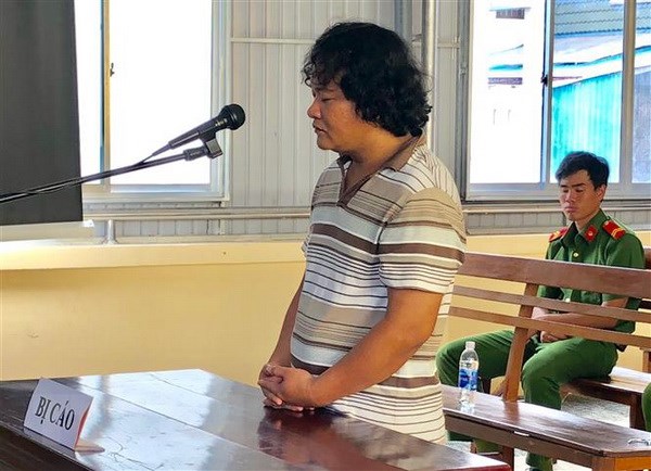 Bị cáo Đoàn Khánh Vinh Quang nghe hội đồng xét xử tuyên án. (Ảnh: Thanh Sang/TTXVN)