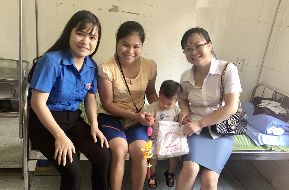 Tặng quà Trung thu cho bệnh nhi nghèo tại Trung tâm Y tế huyện Bình Liêu.