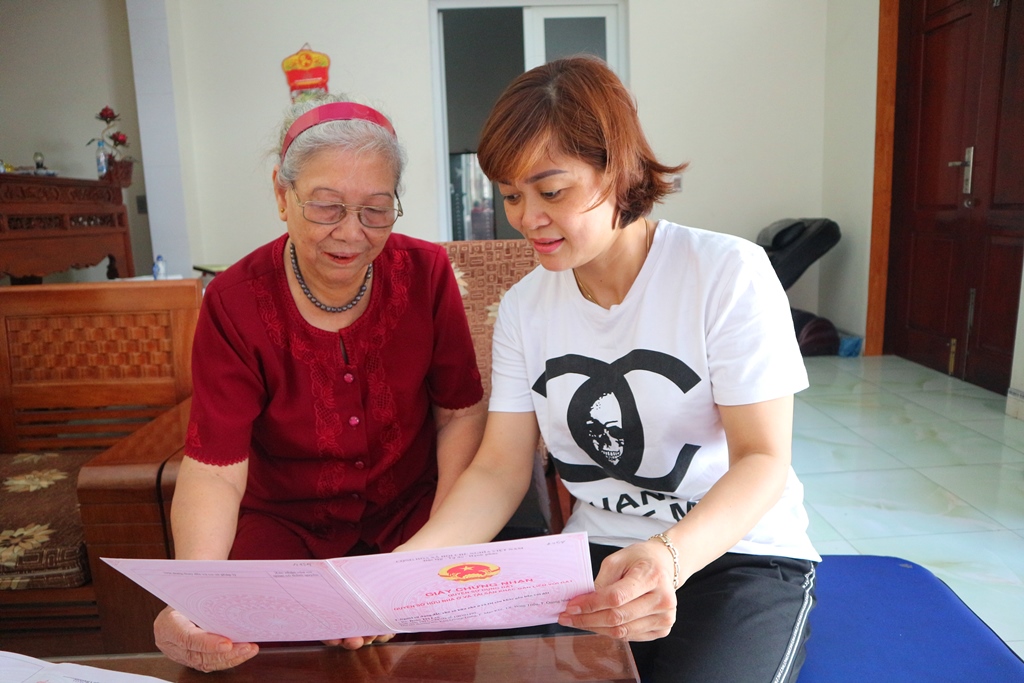 Bà Đoàn Thị Lan, khu Quang Trung, phường Mạo Khê, TX Đông Triều được cấp GCNQSDĐ chính thức từ tháng 6-2018