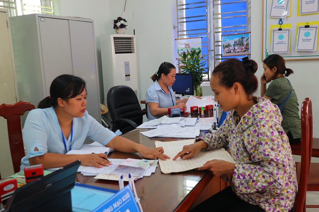 Bộ phận tiếp nhận và trả kết quả tại phường Mạo Khê, TX Đông Triều luôn đảm bảo giải quyết các thủ tục hành chính nhanh chóng, thuận lợi cho người dân