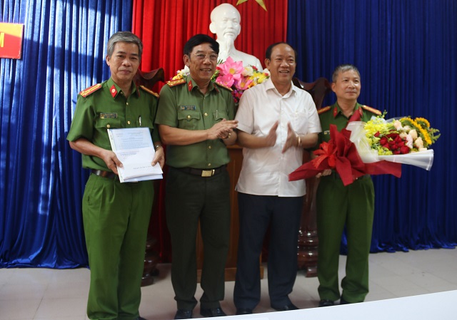 Chủ tịch UBND tỉnh Quảng Nam Đinh Văn Thu thưởng nóng cho Ban Chuyên an Công an Quảng Nam.