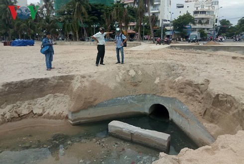 Chưa có giải pháp xử lý hiệu quả cống xả chung gây ô nhiễm này. (Ảnh: Thái Bình).