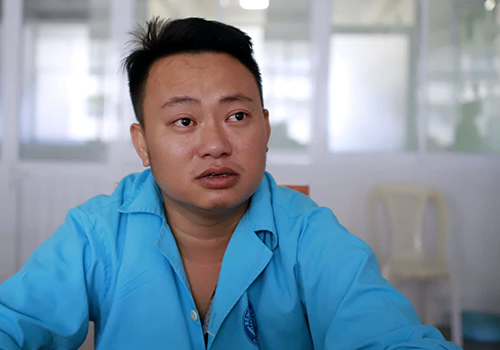 Nạn nhân Vạn kể lại vụ việc. Ảnh: Nguyễn Đông.