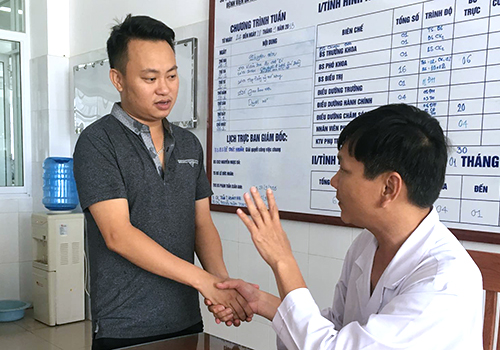 Anh Vạn cảm ơn bác sĩ Trinh đã tận tình cứu chữa. Ảnh: Ngọc Trường.