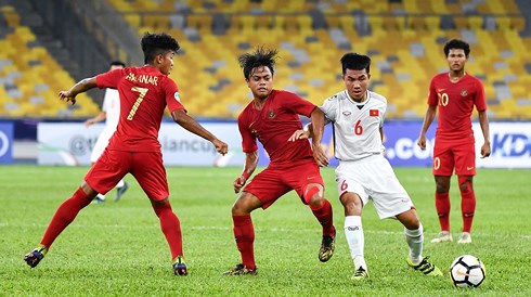 U16 Việt Nam (áo trắng) không gặp may ở trận đấu với Indonesia. (Ảnh: AFC).