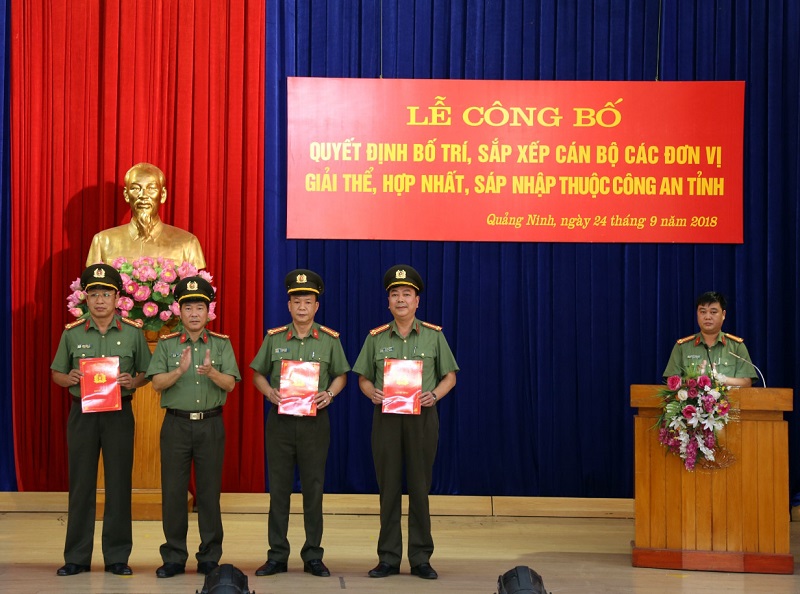 Giám đốc Công an tỉnh trao quyết định bổ nhiệm chức danh trưởng Phòng cho các đơn vị sáp nhập.