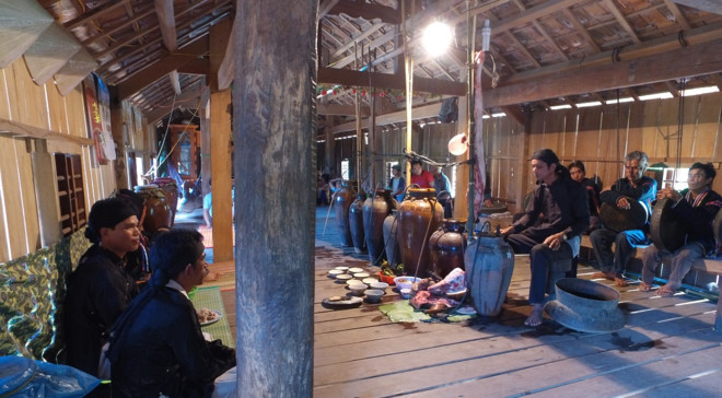 Thực hiện nghi thức cúng trong lễ trưởng thành. 
