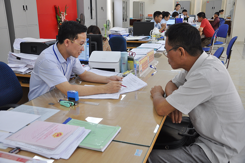 Người dân làm thủ tục về 