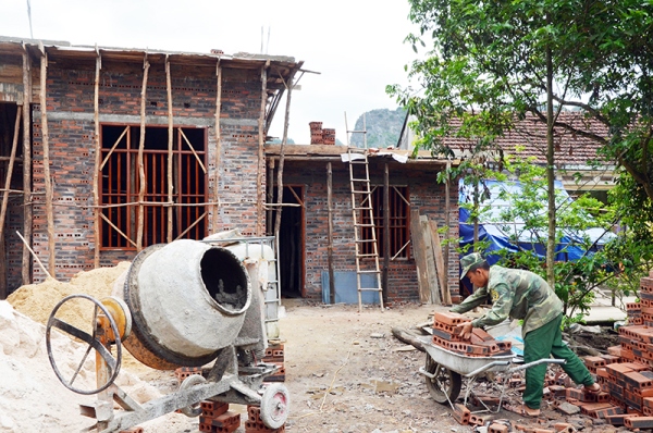 Ngôi nhà mới của thương binh Trần Thị Sâm (thôn Hà Lùng, xã Sơn Dương, huyện Hoành Bồ) đang trong quá trình hoàn thiện