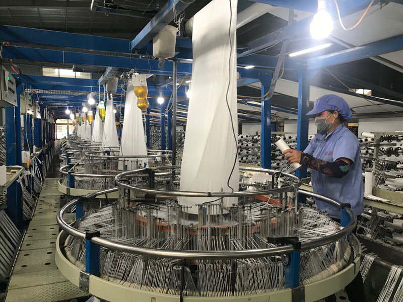 Dệt bạt từ sợi nhựa tổng hợp để sản xuất bao bì tại Công ty TNHH quốc tế bao bì Bình An Việt Nam. 