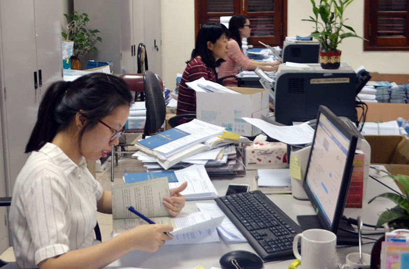 Cán bộ Phòng Sổ thẻ BHXH tiến hành rà soát lại thông tin trên sổ BHXH của người lao động.