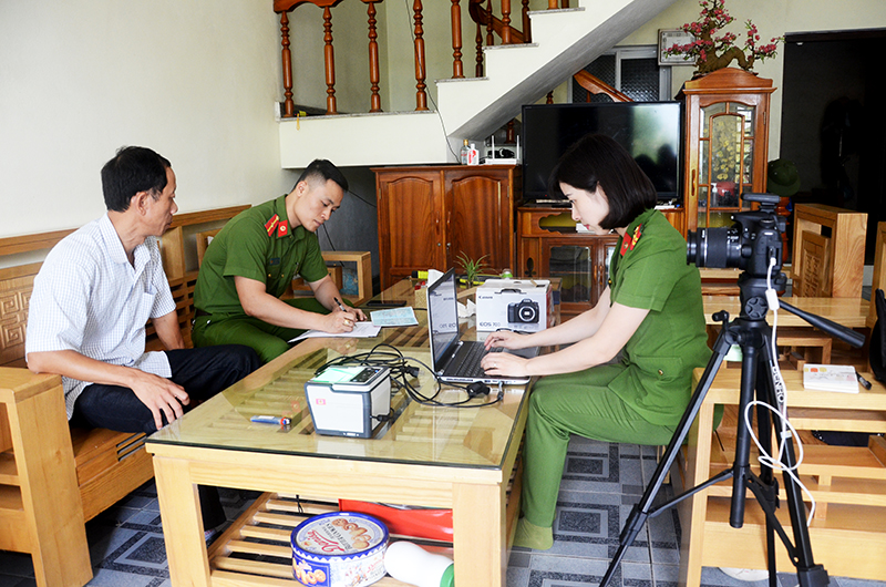 Đội Cảnh sát Quản lý hành chính - Phụ trách xã, Công an huyện Hoành Bồ cấp đổi CCCD lưu động cho người khuyết tật tại thị trấn Trới.