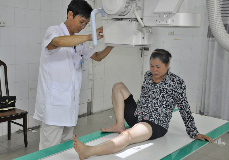 Chuẩn bị chụp X-Quang khớp gối cho bệnh nhân tại Bệnh viện Đa khoa tỉnh.
