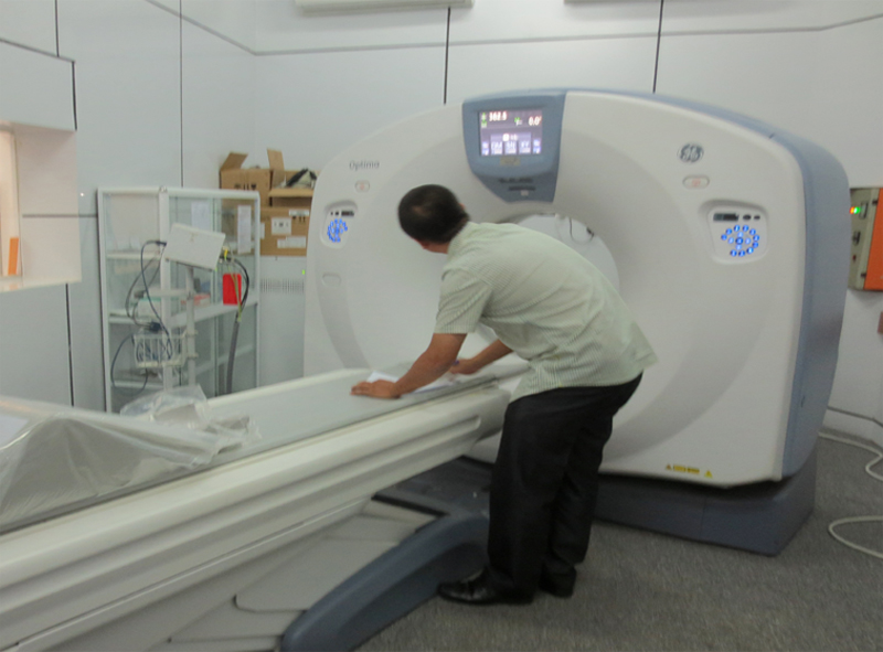 Thanh tra Sở Khoa học và Công nghệ kiểm tra thông số an toàn bức xạ tại Bệnh viện Đa khoa tỉnh. Ảnh: Sở KHCN cung cấp