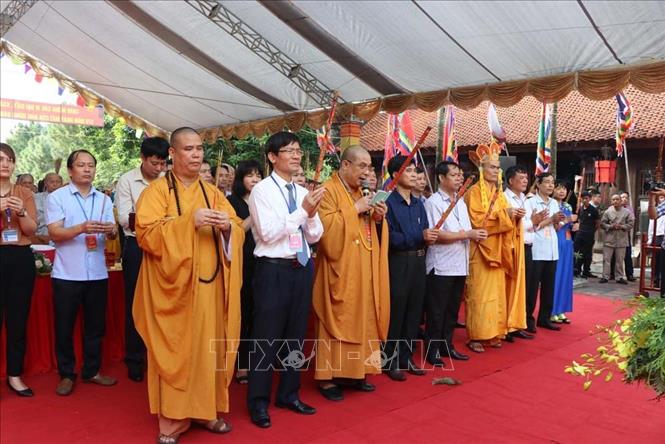 Các đại biểu dâng hương tưởng niệm Anh hùng dân tộc, Danh nhân văn hóa thế giới Nguyễn Trãi. Ảnh: Mạnh Minh/TTXVN