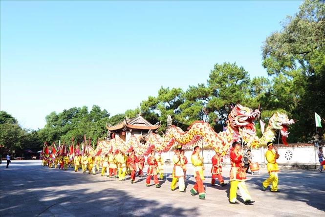 Lễ rước văn từ chùa Côn Sơn sang Ức Trai Linh Từ. Ảnh: Mạnh Minh/TTXVN
