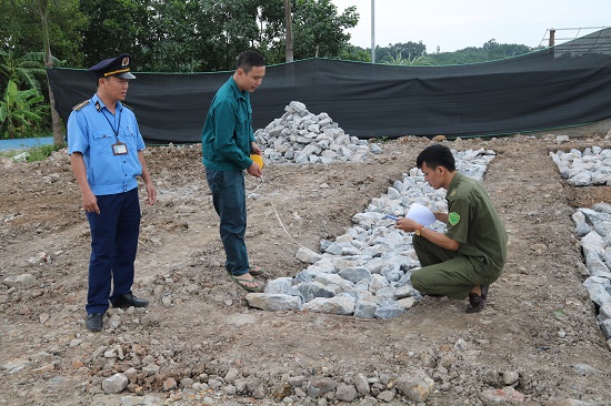 UBND xã Thống Nhất phối hợp cùng lực lượng chuyên môn của huyện Hoành Bồ lập biên bản vi phạm hành chính về đất đai, xây dựng đối với hộ ông Đỗ Văn Thi, thôn Xích Thổ, xã Thống Nhất. Ảnh: Hồng Phương (CTV)