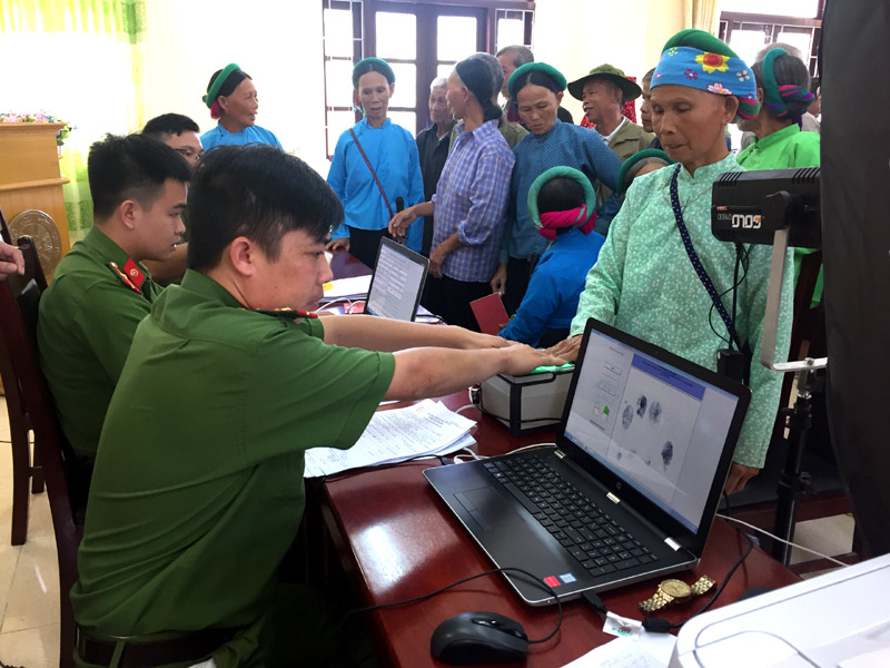 Người dân Đại Dực phấn khởi trước việc được cấp căn cước công dân ngay tại xã.