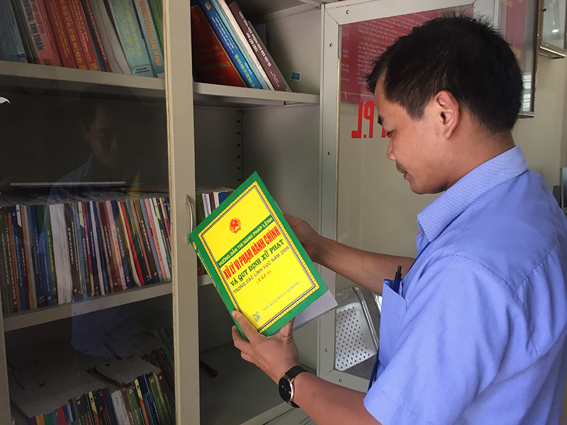 Dù tủ sách pháp luật của xã Thống Nhất, huyện Hoành Bồ từ đầu năm đên nây chưa có người dân nào đến đọc, nhưng cán bộ tư pháp xã vẫn phải sắp xếp thường xuyên.