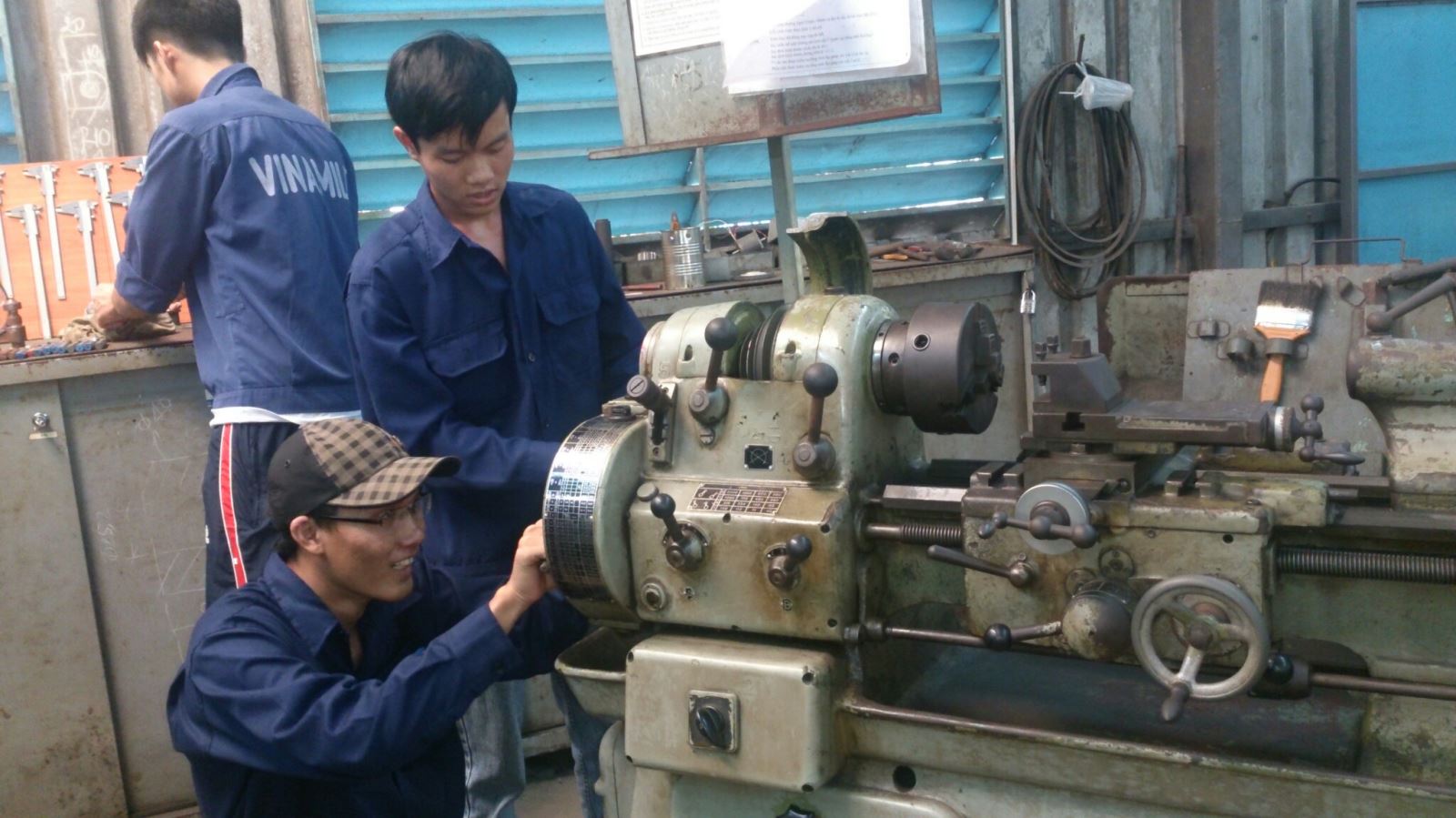 Ngành nghề chịu tác động nhiều nhất chính là công nhân trong các nhà máy.