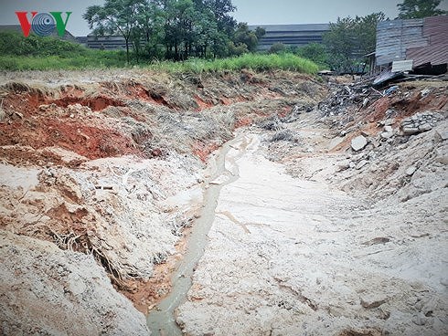 Con suối nhỏ dưới chân đập thải bị ô nhiễm nặng.