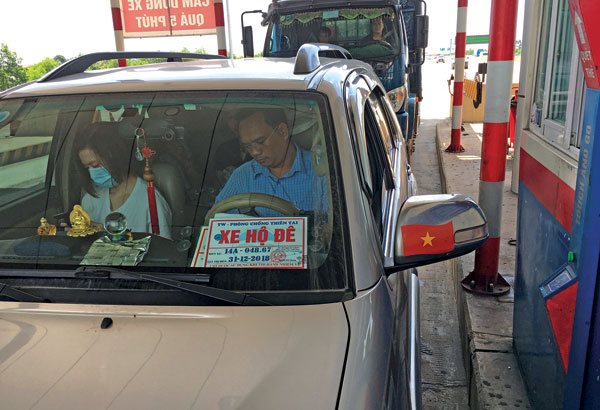 Xe BKS 14A - 048.67 gắn phù hiệu "xe hộ đê" qua Trạm thu phí cao tốc Hà Nội - Hải Phòng vào lúc 9h50 sáng 7/9. Tuy nhiên, Cục Ứng phó sự cố và khắc phục hậu quả thiên tai khẳng định không cấp phù hiệu "xe hộ đê" cho xe này. Ảnh báo Giao thông