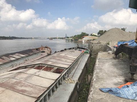 Một điểm tập kết vật liệu xây dựng trái phép dọc tuyến đường thủy nội địa trên địa bàn TX Quảng Yên và có dấu hiệu đổ đất lấn sông 